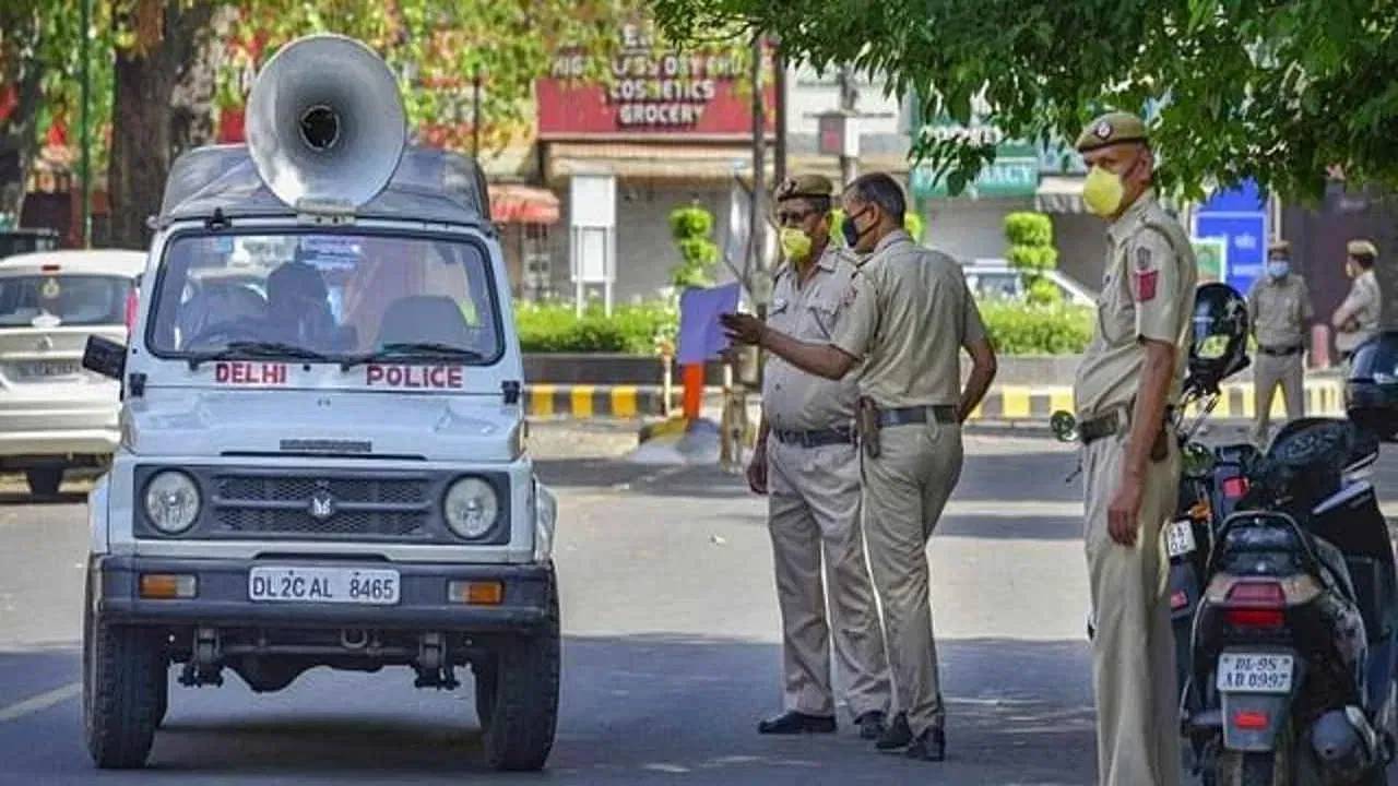 Bomb Threat : ఢిల్లీ పాఠశాలలకు బాంబు బెదిరింపు.. పోలీసులకు కీలక ఆధారాలు