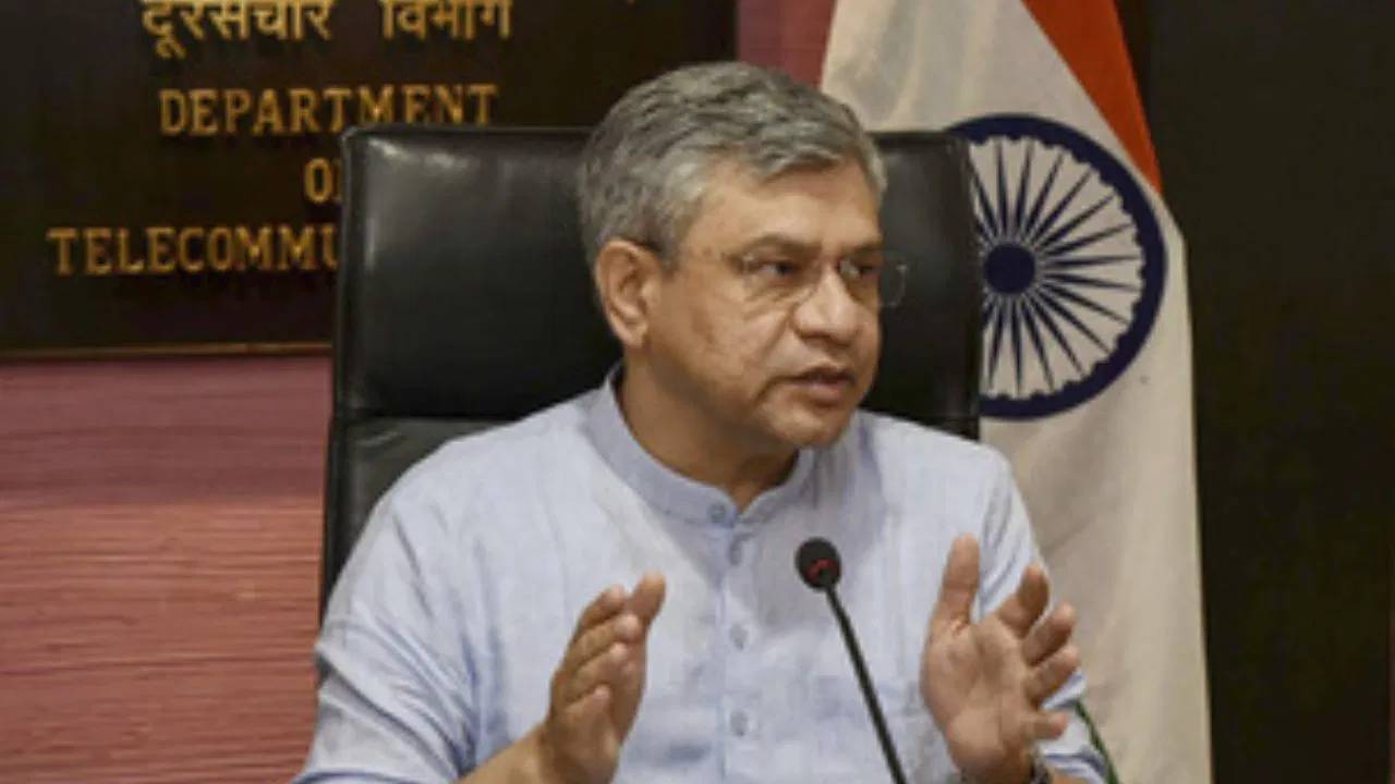 Ashwini Vaishnav : ఒడిశాలో కేంద్ర మంత్రి అశ్వినీ వైష్ణవ్ రైలు యాత్ర