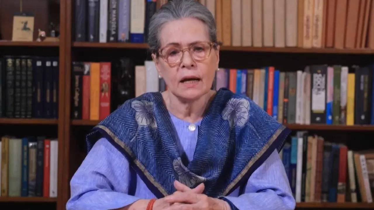 Sonia Gandhi : పేద మహిళలకు ప్రతేడాది లక్ష రూపాయలు.. సోనియా గాంధీ ప్రకటన