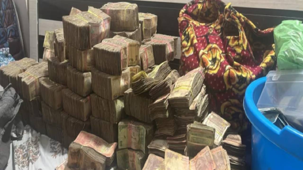 Madhyapradesh : మధ్యప్రదేశ్ రాష్ట్రంలో బయటపడ్డ నోట్ల కట్టలు.. రంగంలోకి ఐటీ శాఖ