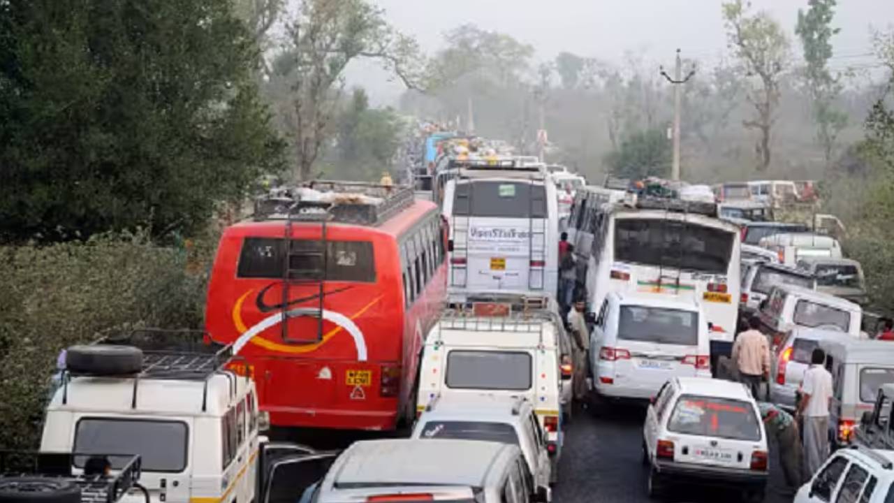 Uttarakhand : చార్‌ధామ్ యాత్ర మార్గంలో భారీ ట్రాఫిక్ జామ్.. చిక్కుకున్న 900 వాహనాలు