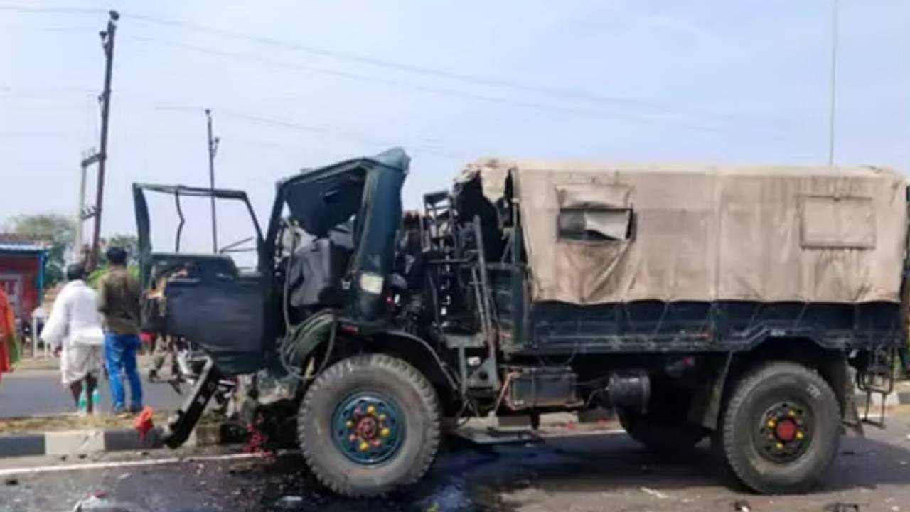 Madhyapradesh : టైరు పగిలి.. బస్సును ఢీకొట్టిన ఆర్మీ  ట్రక్కు.. ఐదుగురు మృతి