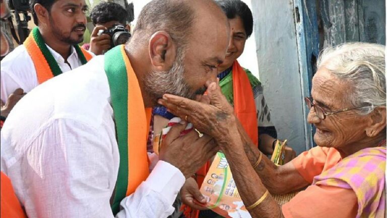 Bandi Sanjay: వారణాసిలో బండి సంజయ్ ఎన్నికల ప్రచారం.. తెలుగు సంఘాల ప్రతినిధులతో భేటి