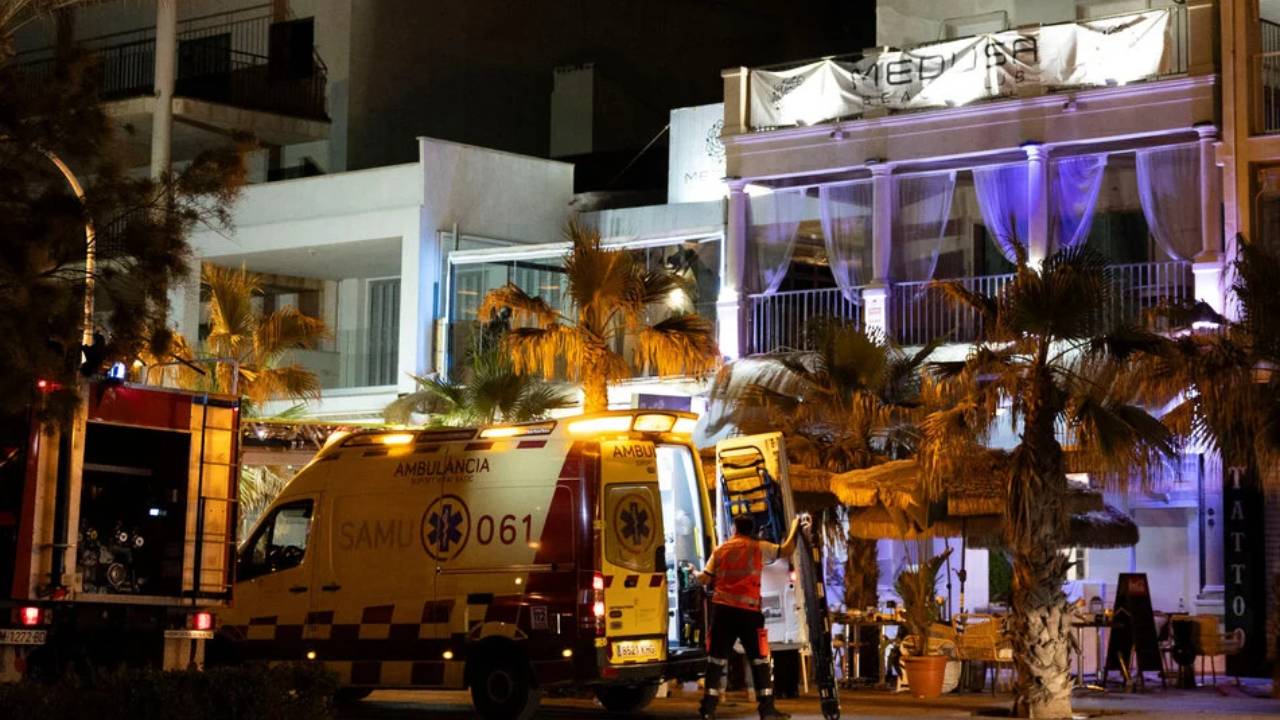 Spain : రెస్టారెంట్ పైకప్పు కూలి.. నలుగురు మంది మృతి, 20 మందికి గాయాలు