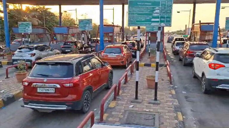 Heavy Traffic Jam: ఇంకా క్లియర్‌ కాలె.. పంతంగి టోల్ ప్లాజా వద్ద బారులు తీరిన వాహనాలు