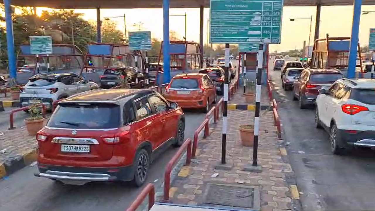 Heavy Traffic Jam: ఇంకా క్లియర్‌ కాలె.. పంతంగి టోల్ ప్లాజా వద్ద బారులు తీరిన వాహనాలు