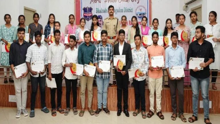 Police Children: చదువులో ప్రతిభ చూపిన పోలీసుల పిల్లలను సన్మానించిన ఎస్పీ..