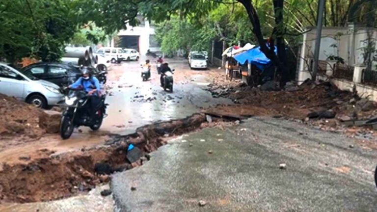 Potholed Roads: రోడ్లు గుంతలు పడ్డ ఎవరు పట్టించుకోరు.. మా బాధ ఎవరికి చెప్పుకోవాలే..