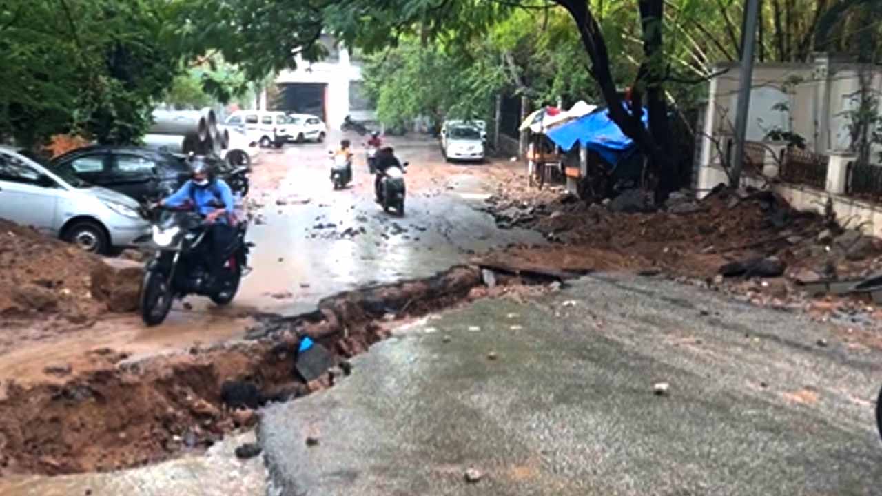 Potholed Roads: రోడ్లు గుంతలు పడ్డ ఎవరు పట్టించుకోరు.. మా బాధ ఎవరికి చెప్పుకోవాలే..