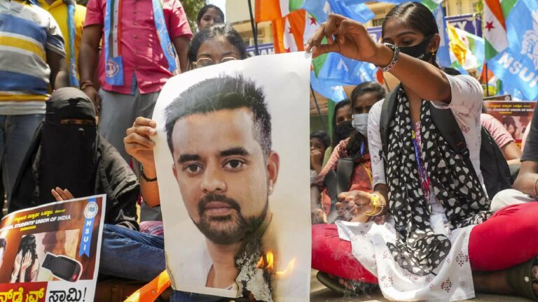 Prajwal Revanna Scandal: ప్రజ్వల్ రేవణ్ణ కేసులో కేంద్రం చర్యలు మొదలు.. “షోకాజ్” నోటీసులు జారీ..