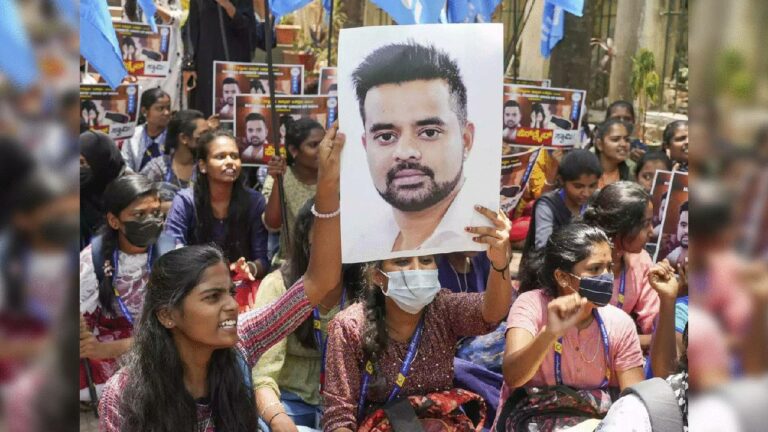 Prajwal Revanna: “నా తల్లిపై అత్యాచారం చేసి, నన్ను బట్టలు విప్పేలా చేశాడు”.. రేవణ్ణ దురాగతాలను బయటపెట్టిన మహిళ..