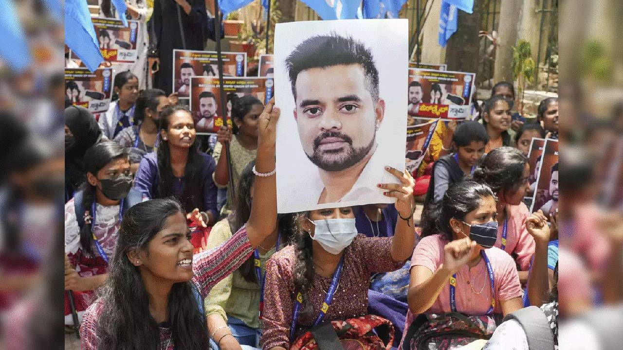 Prajwal Revanna: “నా తల్లిపై అత్యాచారం చేసి, నన్ను బట్టలు విప్పేలా చేశాడు”.. రేవణ్ణ దురాగతాలను బయటపెట్టిన మహిళ..