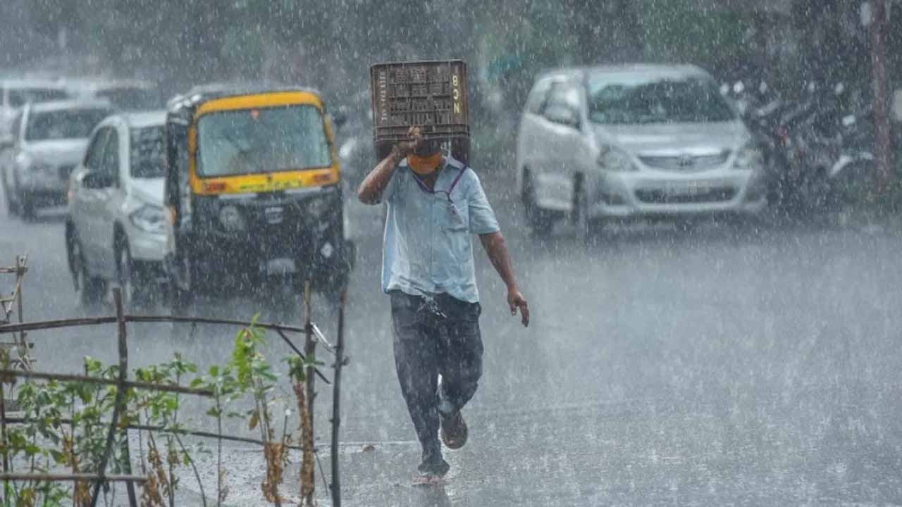 Rain Alert: హైదరాబాద్ లో మారిన వాతావరణం.. పలు ప్రాంతాల్లో కురుస్తున్న వర్షం..