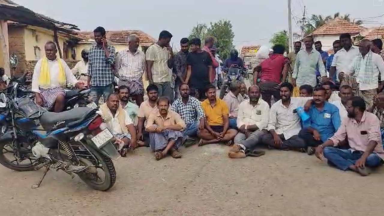 Rajanna Sircilla: ధాన్యం కొనుగోలు చేయాలంటూ రోడ్డెక్కిన రైతన్న…