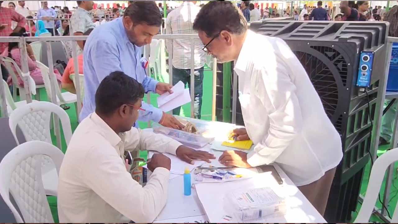 Polling Centers: వేములవాడలో పోలింగ్ కేంద్రాల వద్ద భారీ బందోబస్తు..