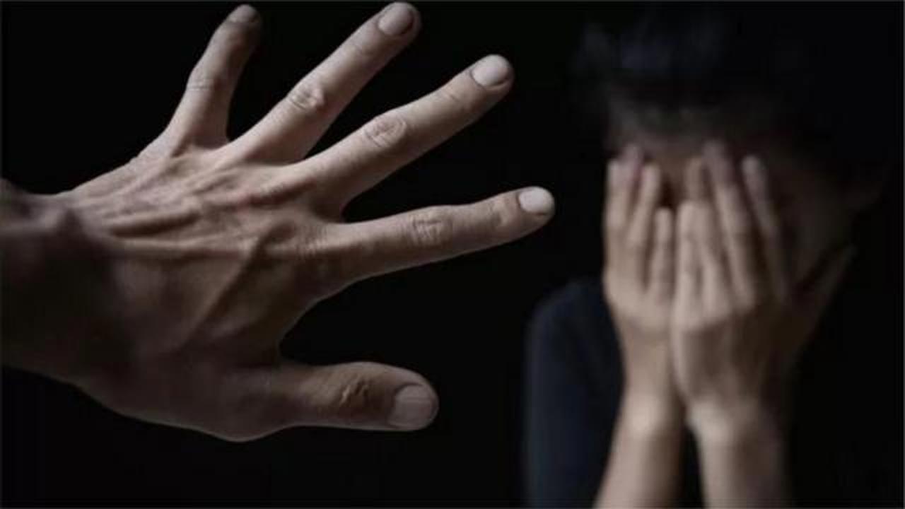 Jharkhand: రిటైర్డ్ టీచర్‌ బాగోతం.. చెప్పుల దండలతో ఊరేగింపు