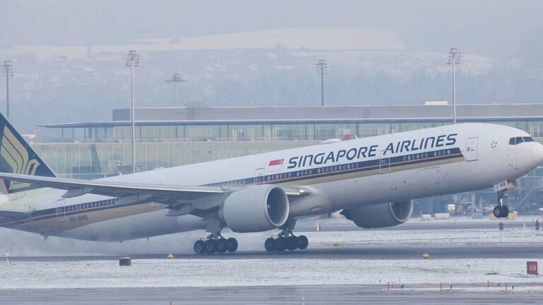 Singapore Airlines: విమానంలో తీవ్రమైన అలజడి.. ఒకరి మృతి