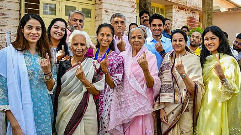 Supriya Sule: ఓటు వేసి అజిత్ పవార్ తల్లి ఆశీర్వాదం తీసుకున్న సుప్రియా