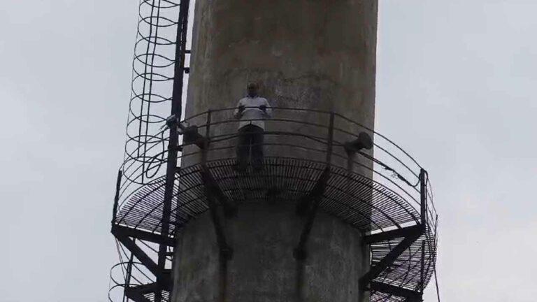 Sangareddy: జీతాలు చెల్లించండి.. ట్రైడెంట్ షుగర్ ఫ్యాక్టరీ కార్మికుల ఆందోళన