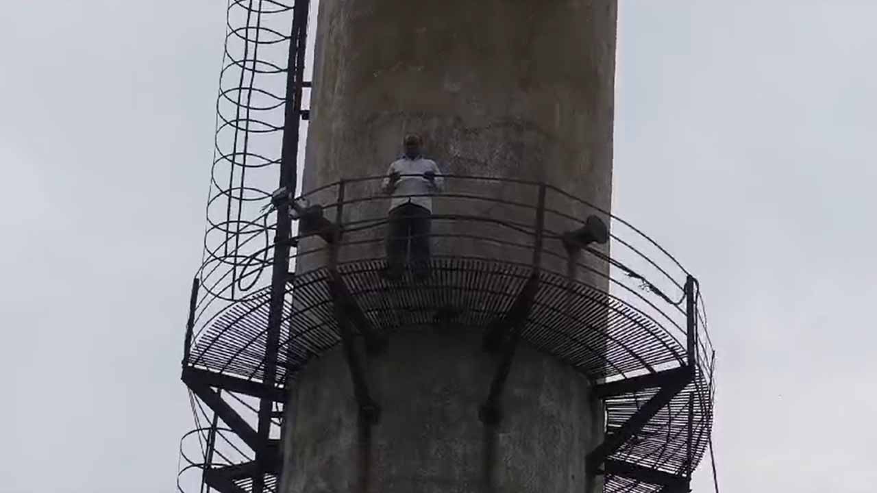 Sangareddy: జీతాలు చెల్లించండి.. ట్రైడెంట్ షుగర్ ఫ్యాక్టరీ కార్మికుల ఆందోళన