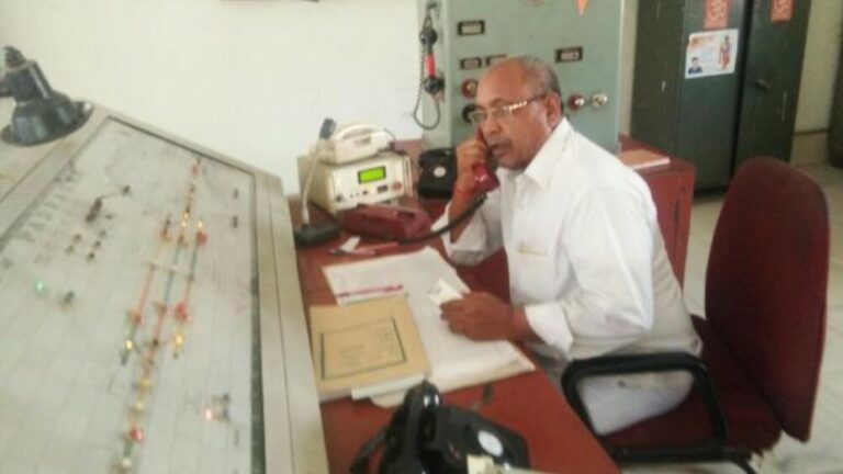 Station Master: డ్యూటీలో ఉండగానే కునుకు తీసిన రైల్వే స్టేషన్ మాస్టర్.. సిగ్నల్ లేక కదలని రైలు..
