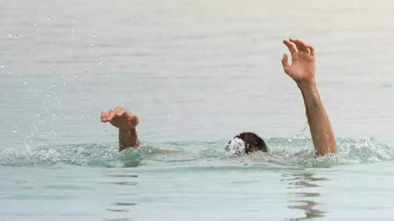 Students Missing: తీవ్ర విషాదం.. స్నానానికి వెళ్లి గోదావరిలో ముగ్గురు విద్యార్థులు గల్లంతు