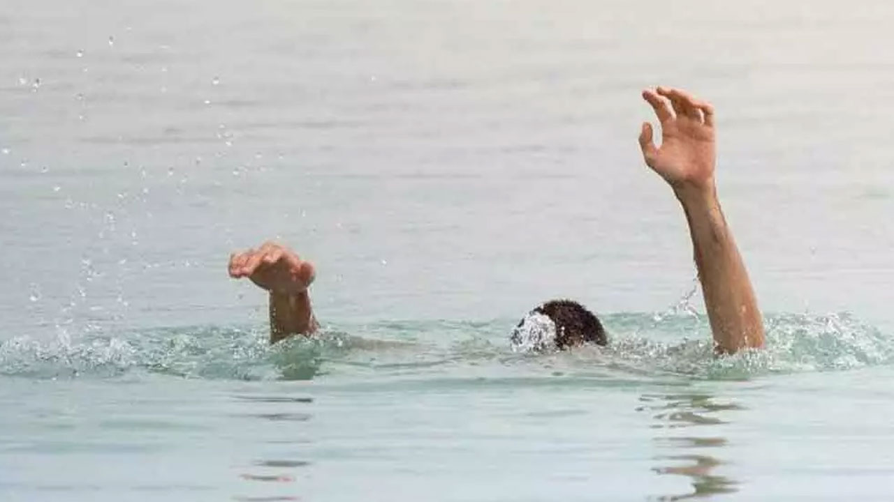 Students Missing: తీవ్ర విషాదం.. స్నానానికి వెళ్లి గోదావరిలో ముగ్గురు విద్యార్థులు గల్లంతు