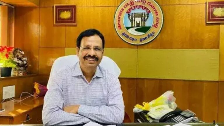 TSRTC: ఇక టీ షర్టులు, జీన్స్ ప్యాంట్లకు బంద్.. ఆర్టీసీ ఉద్యోగులకు సజ్జనార్ ఆదేశాలు..