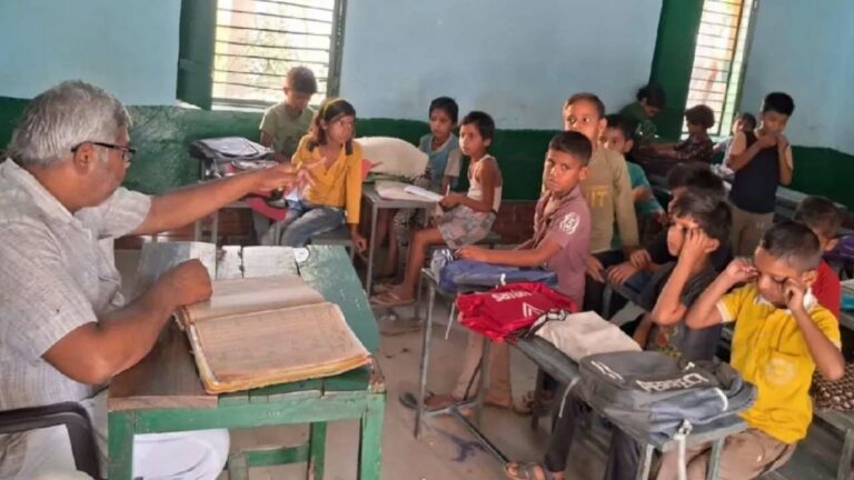 Students-Teacher: 106 మంది విద్యార్థులకు ఒక్కరే ఉపాధ్యాయుడు విద్యాబోధన..