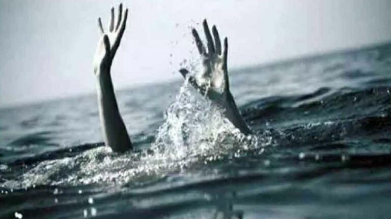 Tragedy: బట్టలు ఉతుకుతూ నీటి గుంటలో పడి ఇద్దరు అక్కాచెల్లెళ్లు మృతి