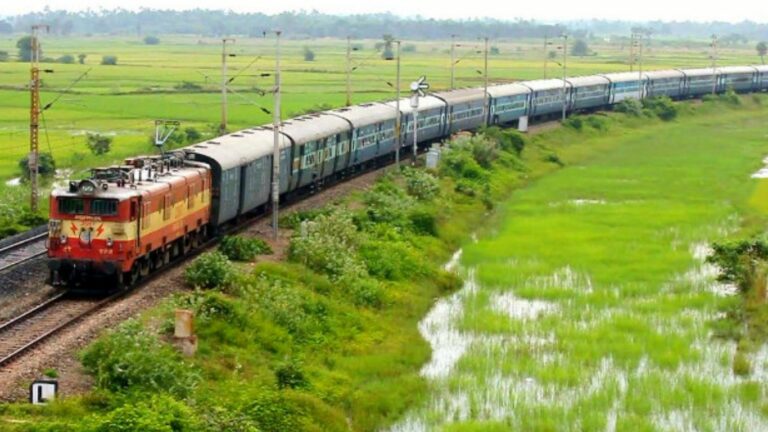 UP: కదులుతున్న రైలులో మహిళపై ఆర్మీ సైనికుడు మూత్ర విసర్జన..