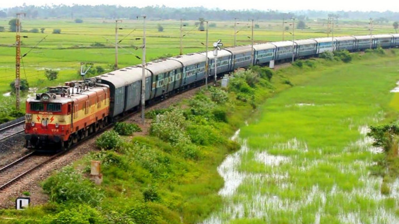 UP: కదులుతున్న రైలులో మహిళపై ఆర్మీ సైనికుడు మూత్ర విసర్జన..