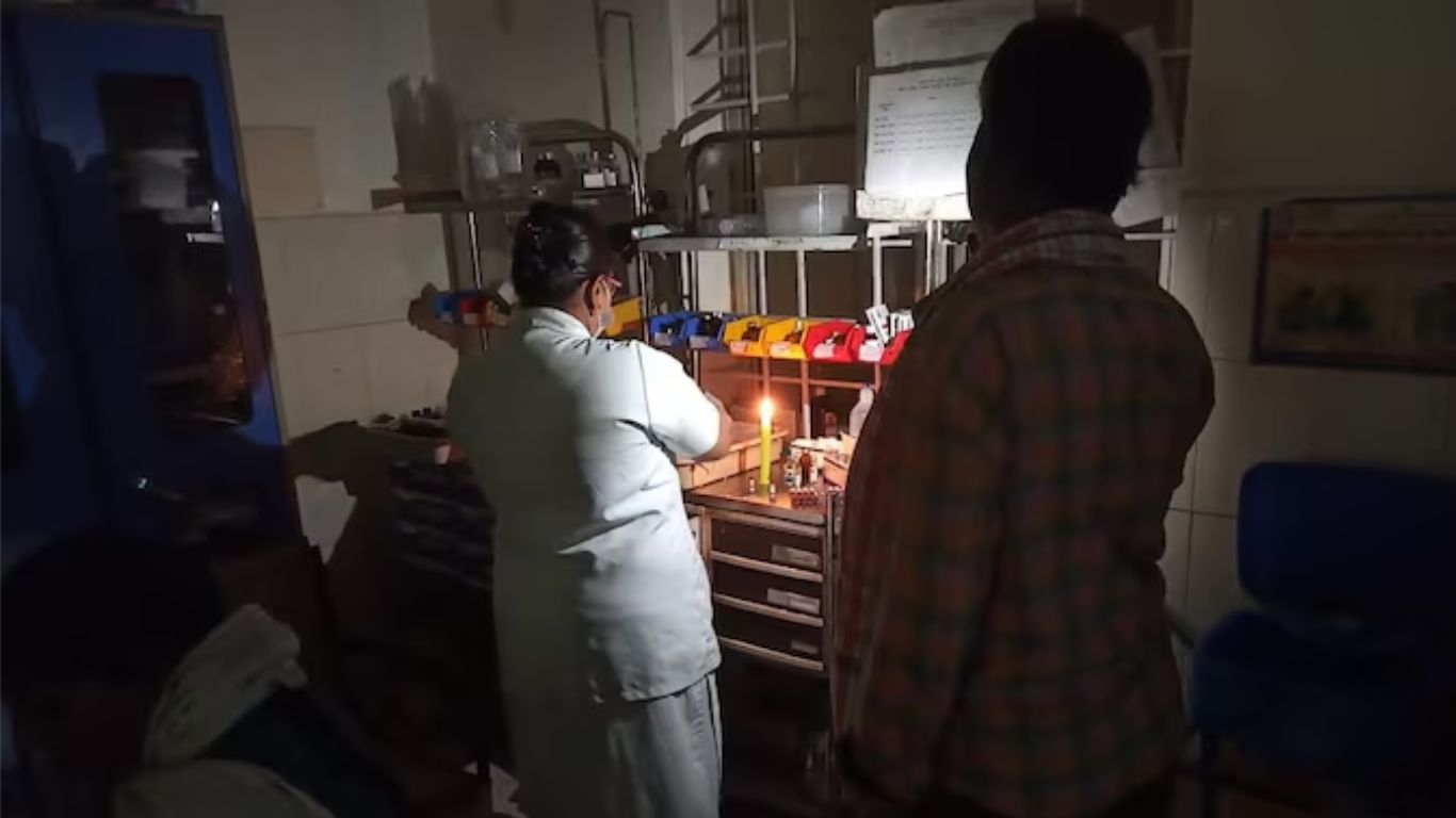 Treatment With Torch Lighting: విద్యుత్ నిలిచిపోవడంతో ఫోన్ లైట్స్ తో రోగులకు చికిత్స..