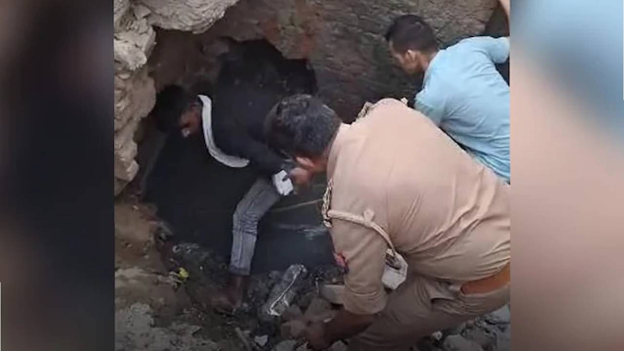 Drunk Man: తప్పతాగి 30 అడుగుల డ్రైనేజీలో చిక్కుకున్న వ్యక్తి.. వీడియో వైరల్..