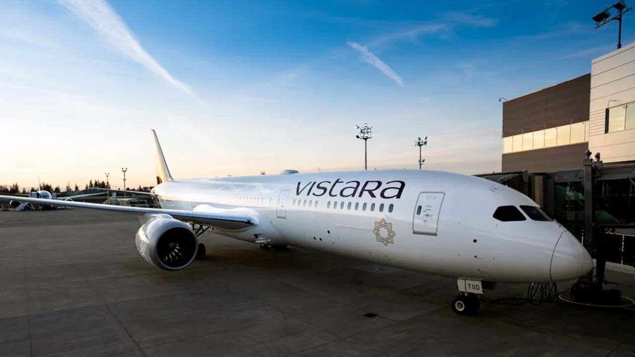 Bomb Threat: ఢిల్లీ-శ్రీనగర్ విస్తారా విమానానికి బాంబు బెదిరింపులు.. సేఫ్⁭గా ల్యాండ్