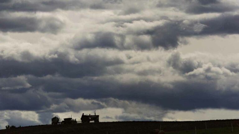 Weather Report: లేటెస్ట్ వెదర్ రిపోర్ట్.. ఏపీ, తెలంగాణకు భారీ వర్ష సూచన..