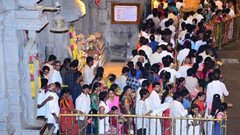 Devotees to Temples: ఆలయాలకు పోటెత్తిన భక్తులు.. దర్శనానికి నాలుగు గంటల సమయం