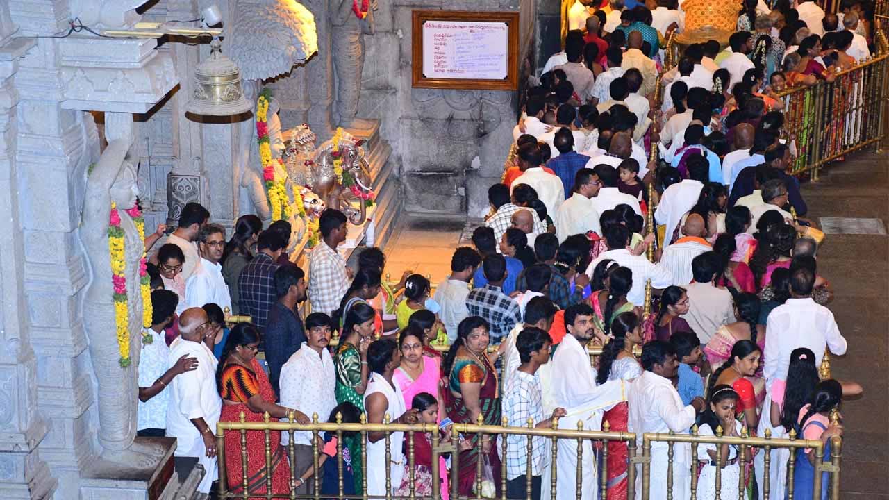 Devotees to Temples: ఆలయాలకు పోటెత్తిన భక్తులు.. దర్శనానికి నాలుగు గంటల సమయం