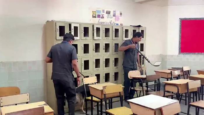 Bomb threats: అహ్మదాబాద్ స్కూళ్లకు బాంబు బెదిరింపులు.. అప్రమత్తమైన పోలీసులు..