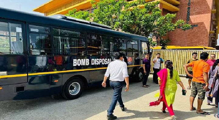 Bomb Threat : ఢిల్లీ బాంబు బెదిరింపు కేసు.. 20నిమిషాల్లో మెయిల్ క్రియేట్.. ఆ తర్వాత డిలీట్