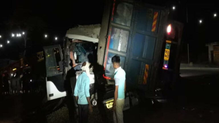 Bus Accident : ప్రయాణికుల బస్సుపై డంపర్ బోల్తా.. తొమ్మిది మంది మృతి.. 30 మందికి పైగా గాయాలు