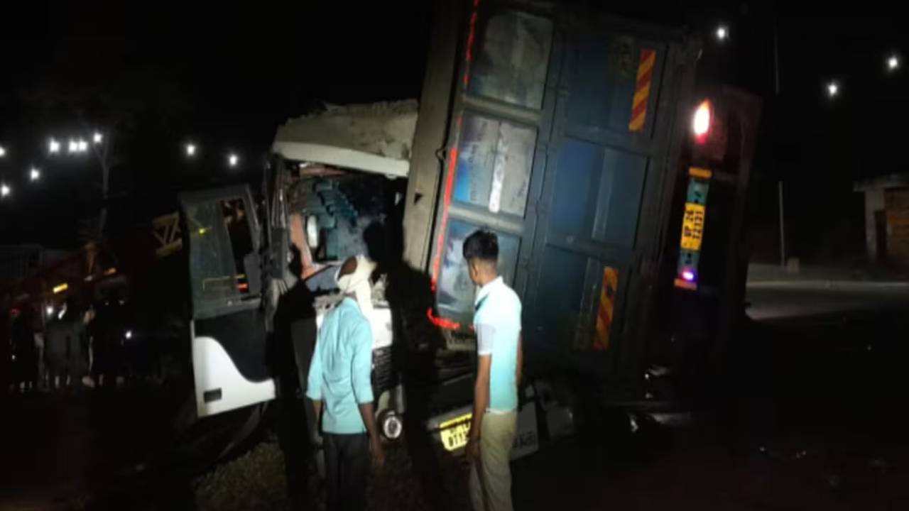 Bus Accident : ప్రయాణికుల బస్సుపై డంపర్ బోల్తా.. తొమ్మిది మంది మృతి.. 30 మందికి పైగా గాయాలు