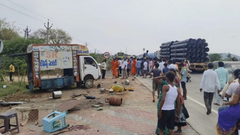 Bus Accident : మొబైల్‌ టిఫిన్‌ సెంటర్‌లోకి దూసుకెళ్లిన ఆర్టీసీ బస్సు.. ఇద్దరు మృతి..