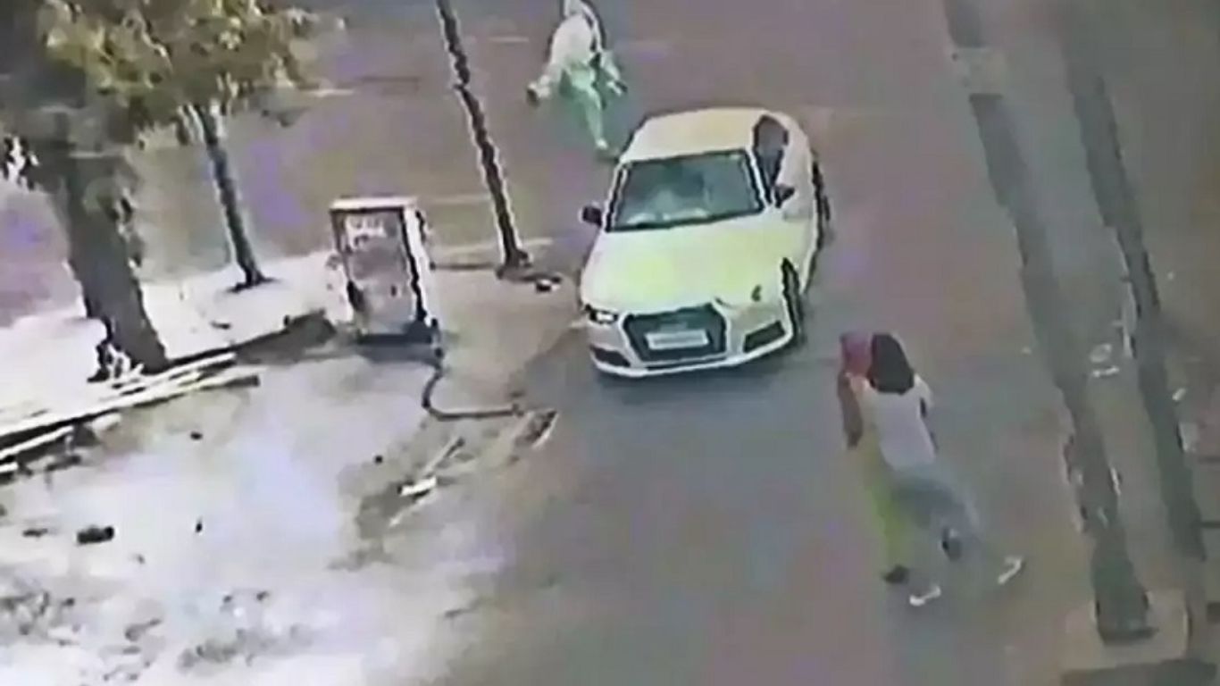 HIT and RUN: కారు ఢీకొని అమాంతం గాల్లోకి ఎగిరిన రిటైర్డ్ ఉద్యోగి.. వీడియో వైరల్..