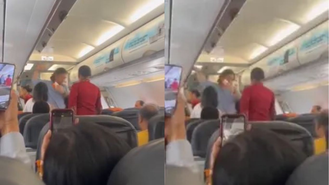 MS Dhoni: ఎకానమీ క్లాస్‍లో ప్రయాణం చేసిన ధోనీ.. చప్పట్లు, కేరింతలతో మార్మోగిన విమానం..
