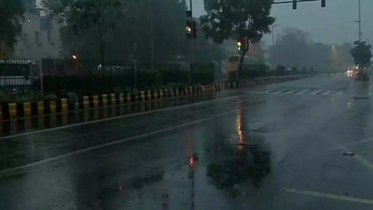 Delhi rain: ఢిల్లీలో వర్షం.. వేడి నుంచి ఉపశమనం