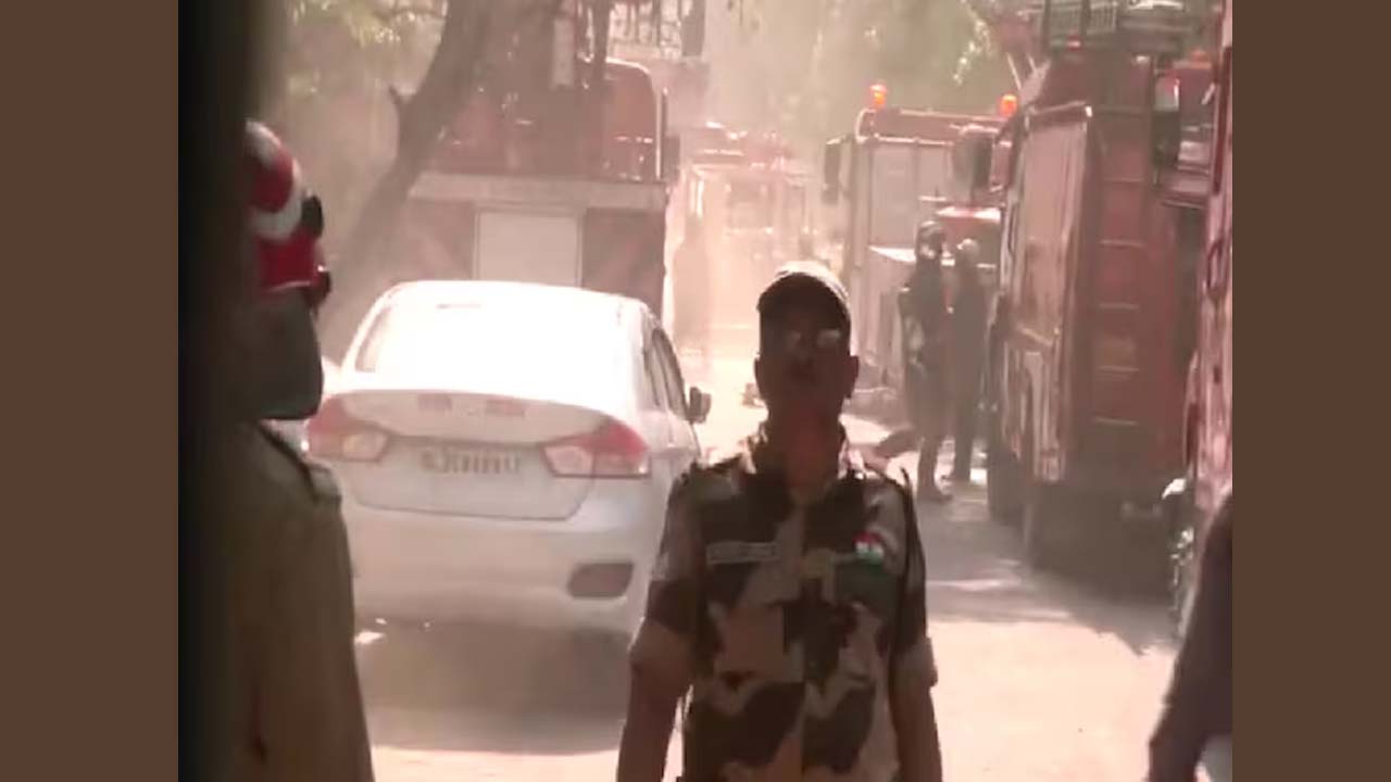 Delhi Fire: ఐటీ ఆఫీస్‌లో మంటలు.. ఒకరి మృతి.. పలువురికి గాయాలు