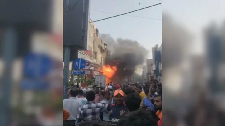 Delhi: బట్టల దుకాణంలో భారీ అగ్నిప్రమాదం.. మంటలార్పుతున్న 8 ఫైరింజన్లు