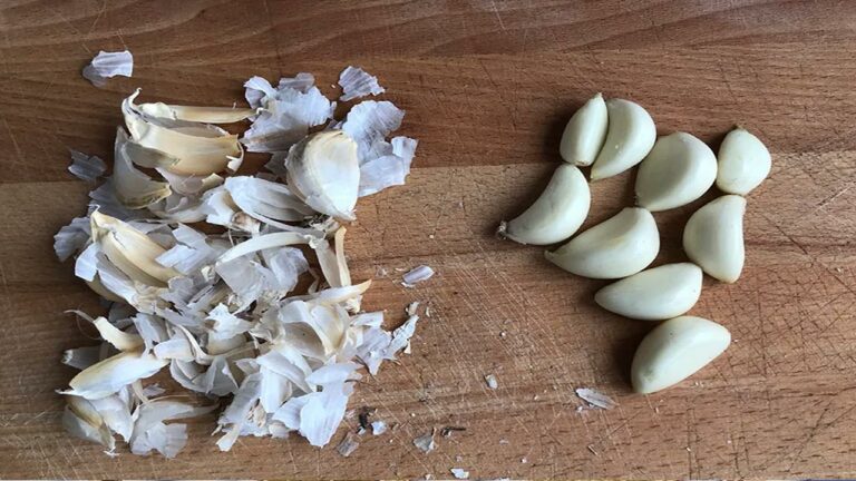 Garlic Peels: వెల్లుల్లి తొక్కలను పడేస్తున్నారా.. వీటితో ఆరోగ్య ప్రయోజనాలెన్నో..?
