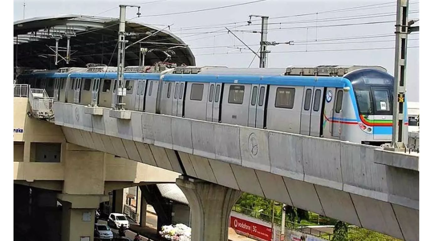 Hyderabad Metro: మ్యాచ్ కు వెళ్లి  తిరుగుప్రయాణం లేట్ అవుతుందా.. మెట్రో రైళ్లు ఉండగా భయమేల..